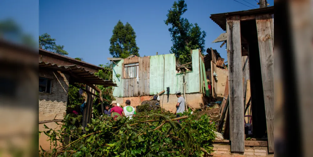 A situação mais grave foi a queda de um grande pinheiro sob três casas