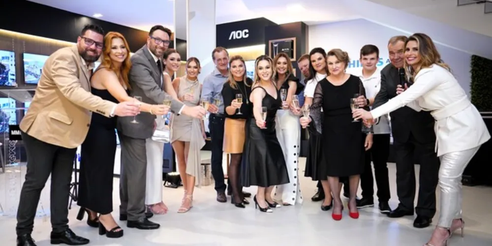 Lideranças do Grupo MM durante o lançamento da loja