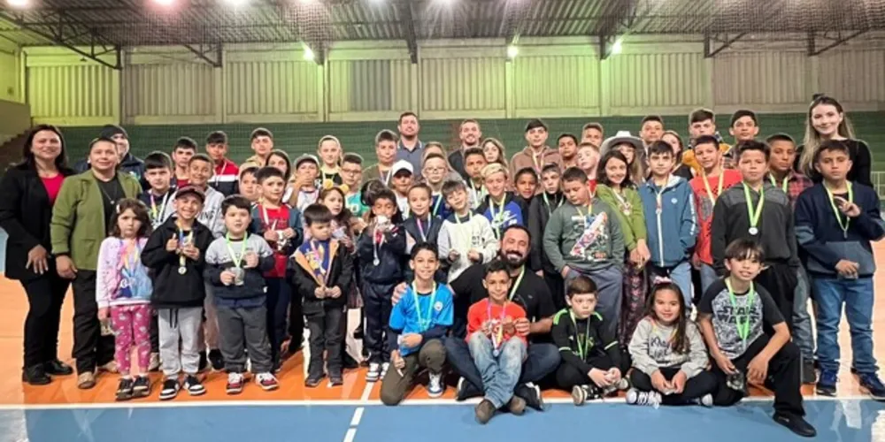 Durante duas semanas de férias escolares, crianças e jovens entre 6 e 15 anos se envolveram em uma variedade de atividades esportivas