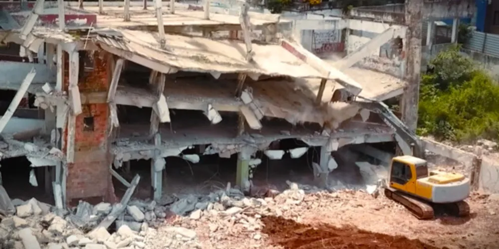 Antigo 'Mercadão Municipal' de Ponta Grossa sendo demolido