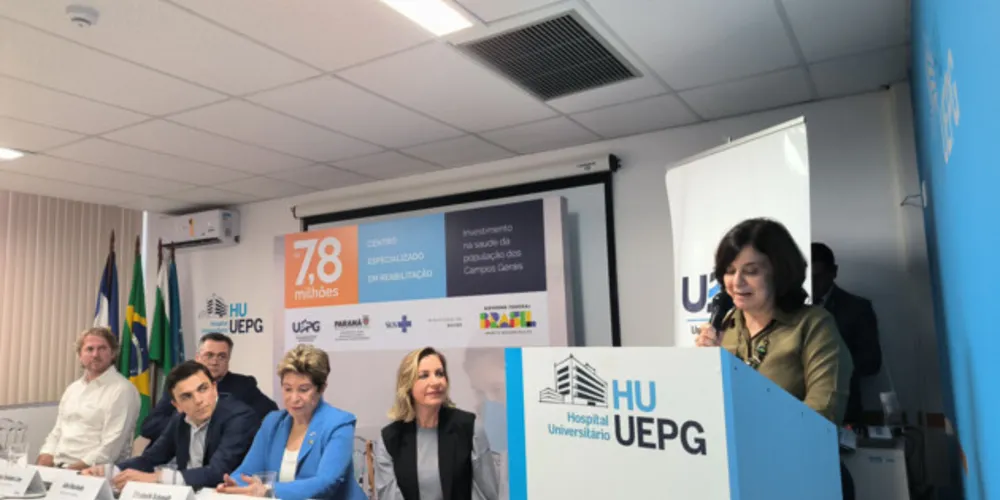 Agenda da ministra começou no Hospital Universitário da UEPG