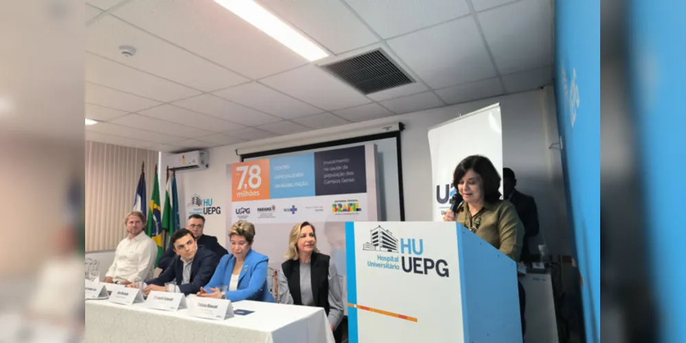 Agenda da ministra começou no Hospital Universitário da UEPG