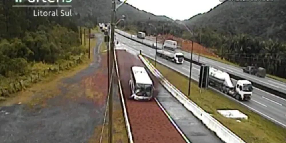 Imagem mostra o momento em que o motorista utiliza área de escape