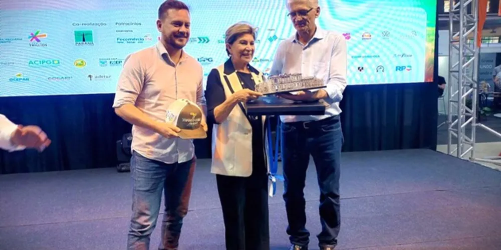 Secretário Bruno Costa, prefeita Elizabeth e secretário Ortigara