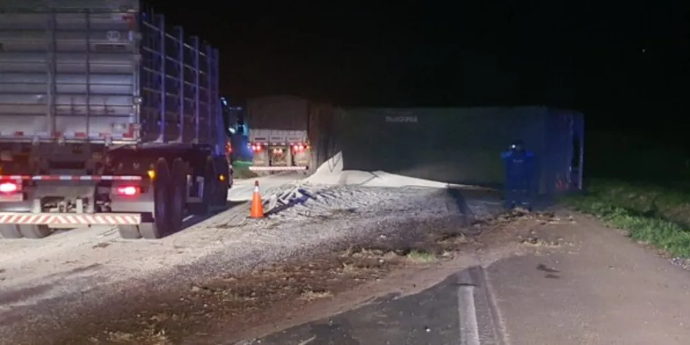 Caminhão tombou próximo à Fazenda Cambiju, na BR-376