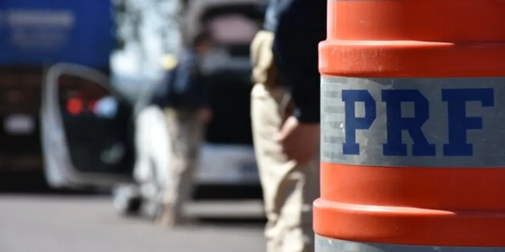 Por volta das 18h30, equipes da PRF receberam informações de que um veículo roubado circulava nas proximidades da delegacia da PR