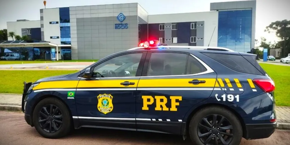 Equipe da Polícia Rodoviária Federal 'abriu caminho' para salvar o paciente