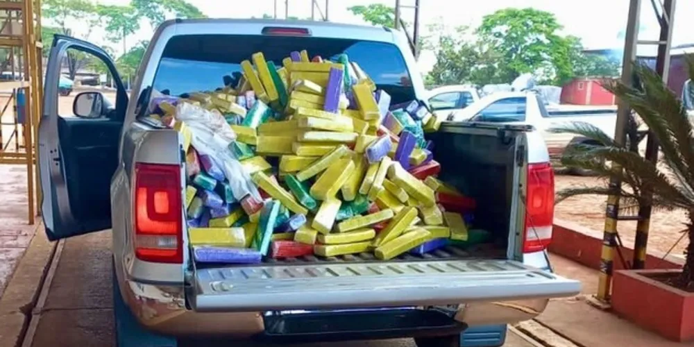 Amarok com 353 quilos de maconha foi apreendida no último sábado (26)