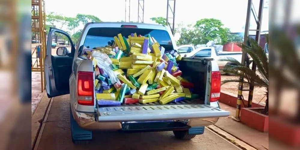 Amarok com 353 quilos de maconha foi apreendida no último sábado (26)