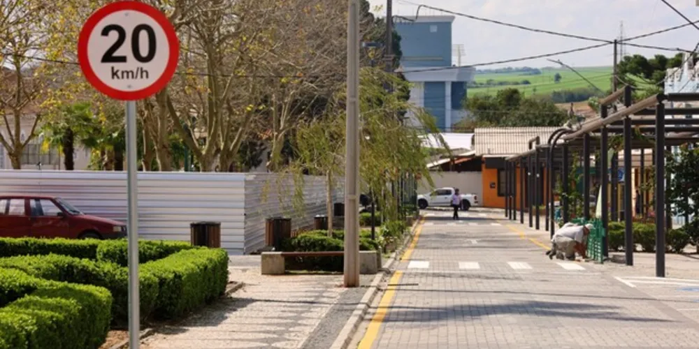 Rua está aberta para circulação de veículos leves e de serviços públicos