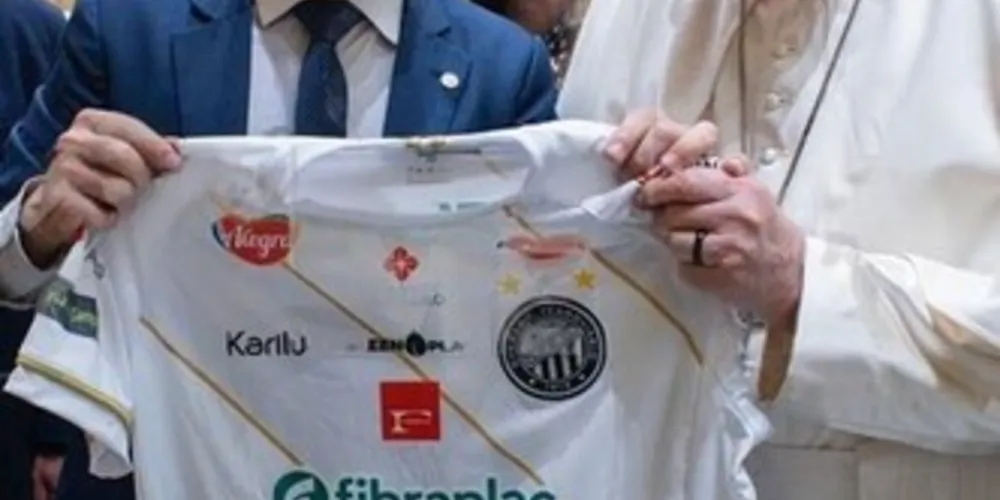 À esquerda o deputado Aliel Machado e à direita o Papa Francisco