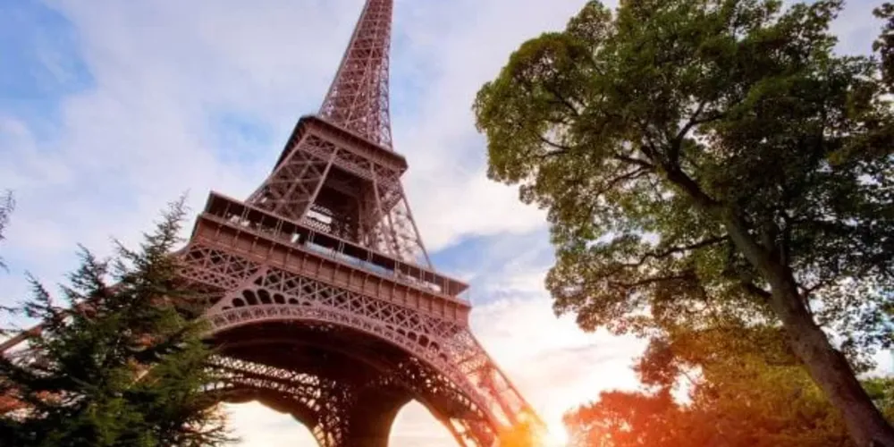 A evacuação começou por volta de meio-dia no horário de Paris