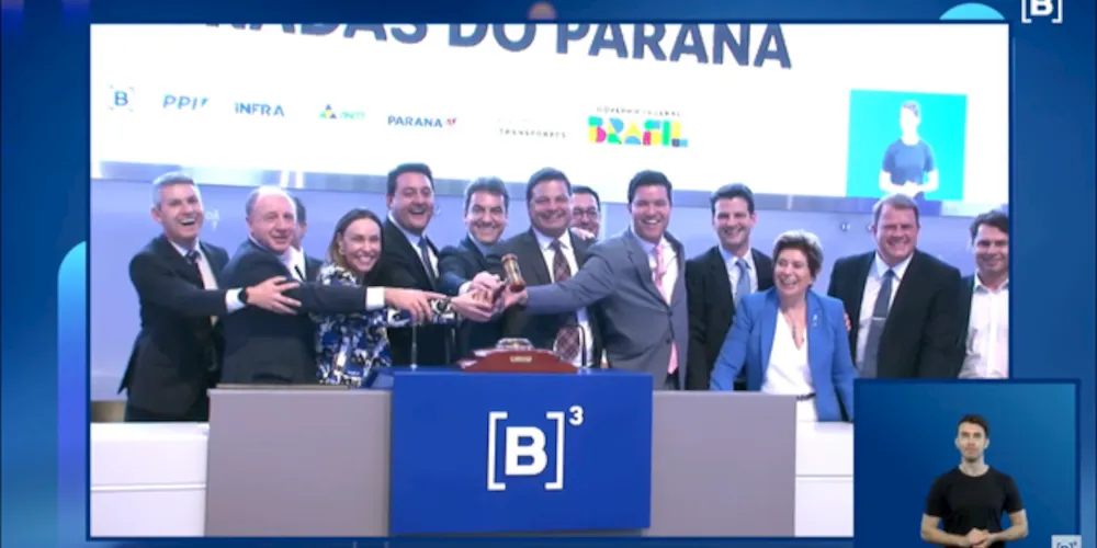 Diversas lideranças políticas durante o leilão na B3