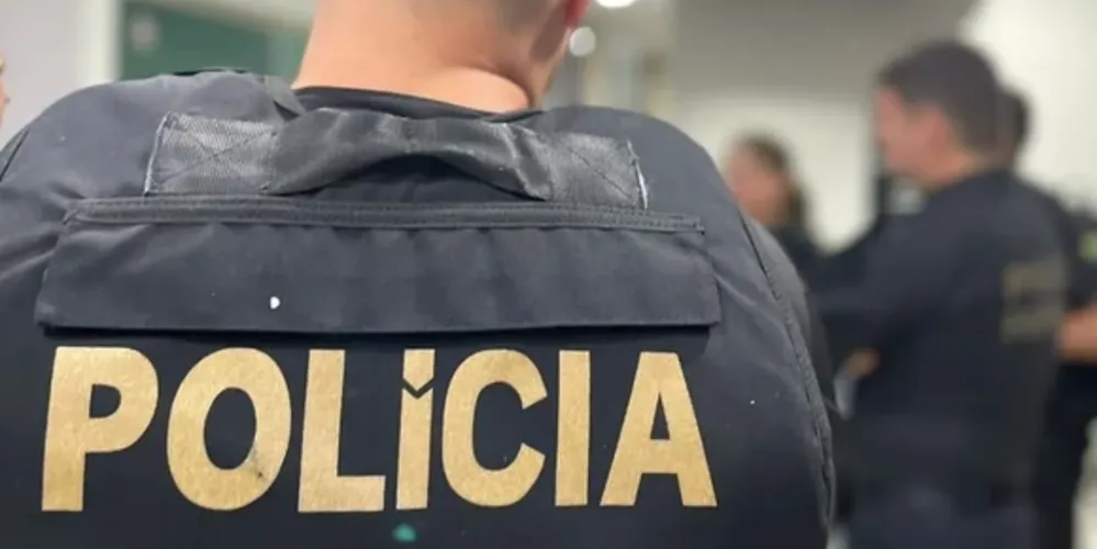 A Polícia Federal deflagrou na manhã desta terça-feira (29) a operação Anjo Mau, com intuito de desarticular grupo criminoso que aplicou golpes em clientes da Caixa
