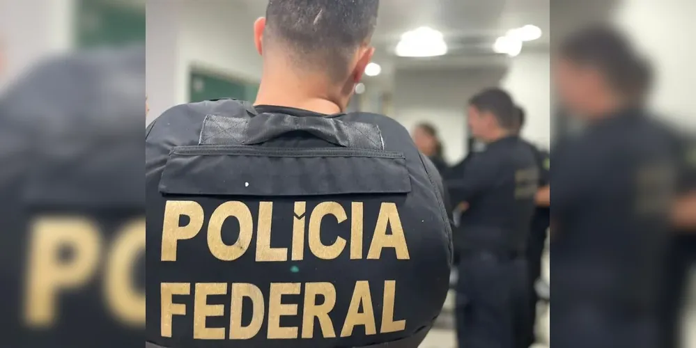 A Polícia Federal deflagrou na manhã desta terça-feira (29) a operação Anjo Mau, com intuito de desarticular grupo criminoso que aplicou golpes em clientes da Caixa