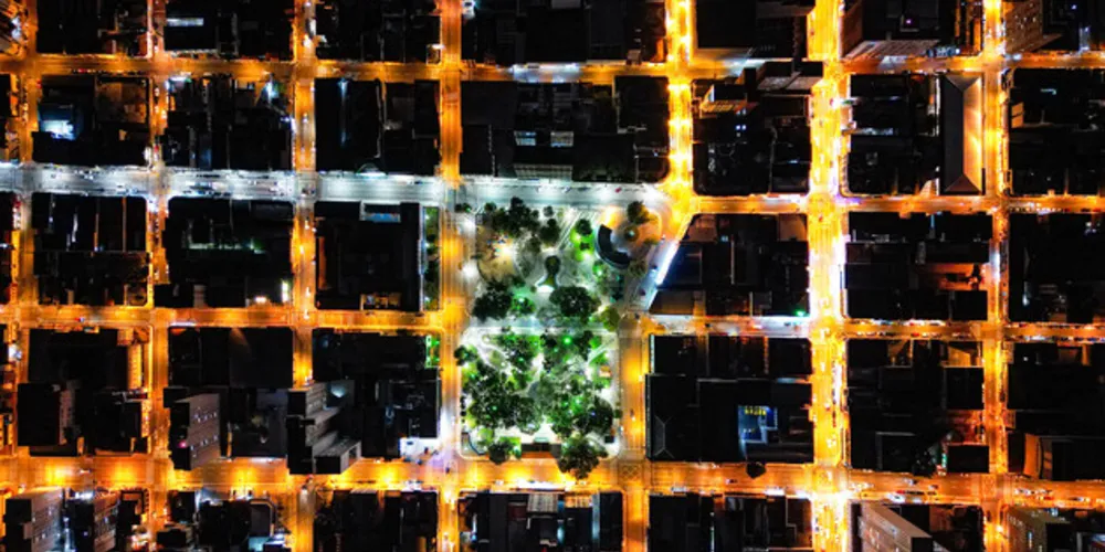 Praça do Ponto Azul durante o período da noite, em Ponta Grossa