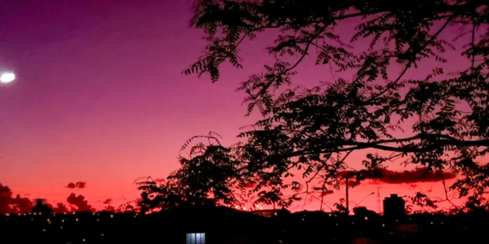 Imagem do pôr do sol na região do Jardim Carvalho, em Ponta Grossa
