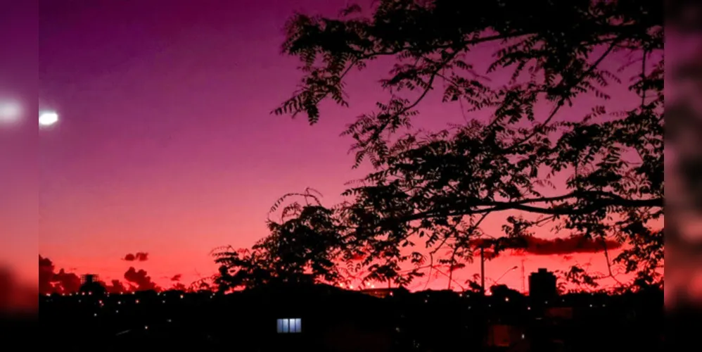 Imagem do pôr do sol na região do Jardim Carvalho, em Ponta Grossa