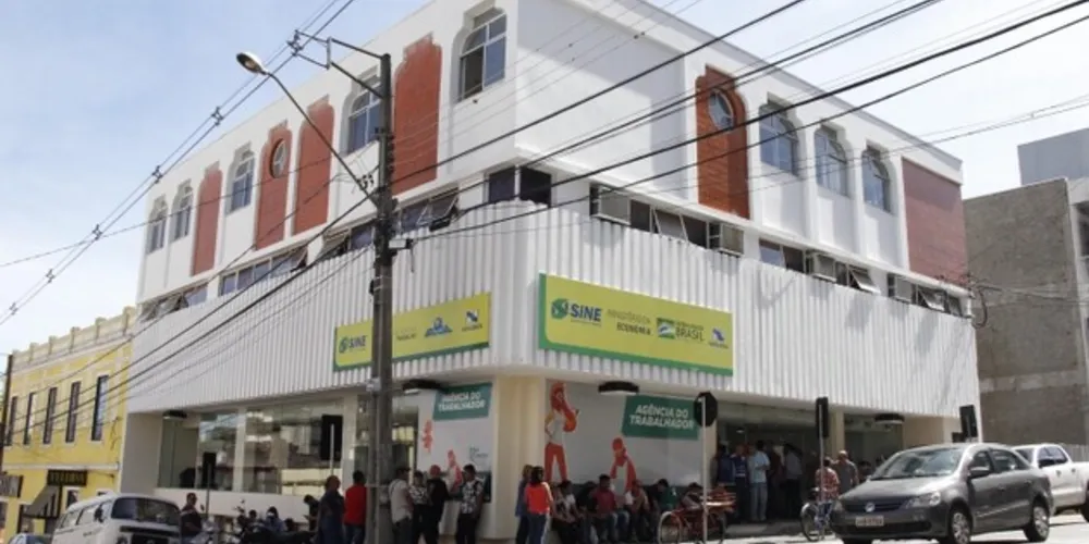 São 10 vagas para auxiliar de cozinha e 2 vagas para cozinheiro geral