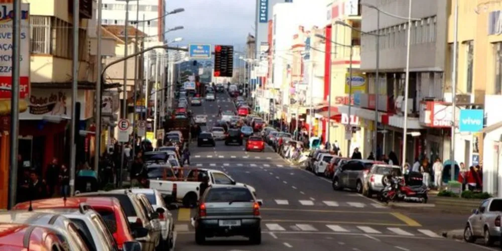 As imagens e palavras podem ser vistas pelos transeuntes das 18h30 às 22 horas