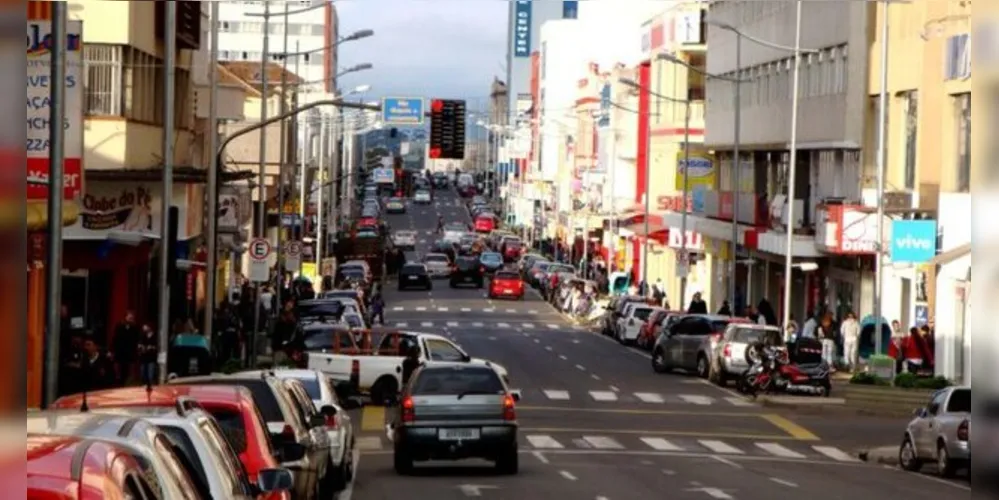 As imagens e palavras podem ser vistas pelos transeuntes das 18h30 às 22 horas