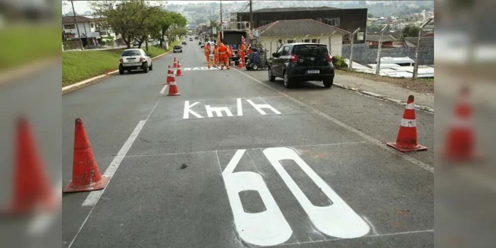 Sinalização horizontal está sendo instalada em Ponta Grossa