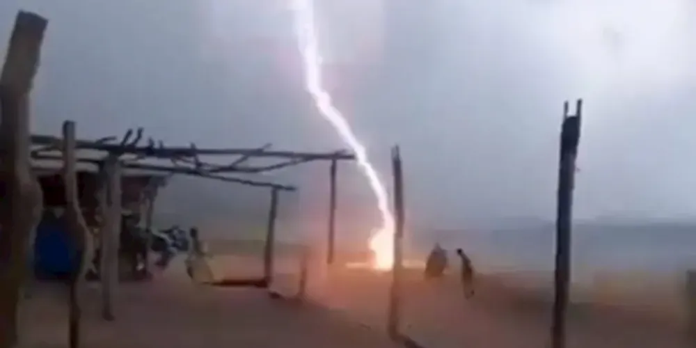 Raio atingiu a praia na cidade de Aquila, no estado de Michoacán