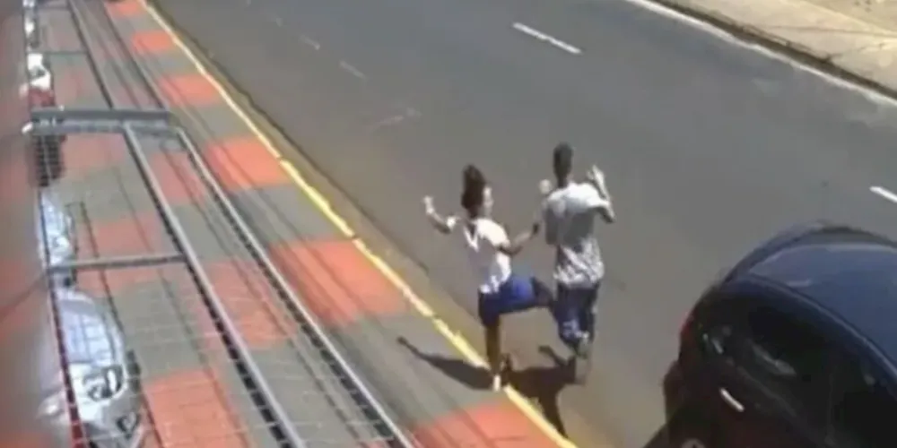 Vídeo mostra momento em que mulher dá rasteira em suspeito