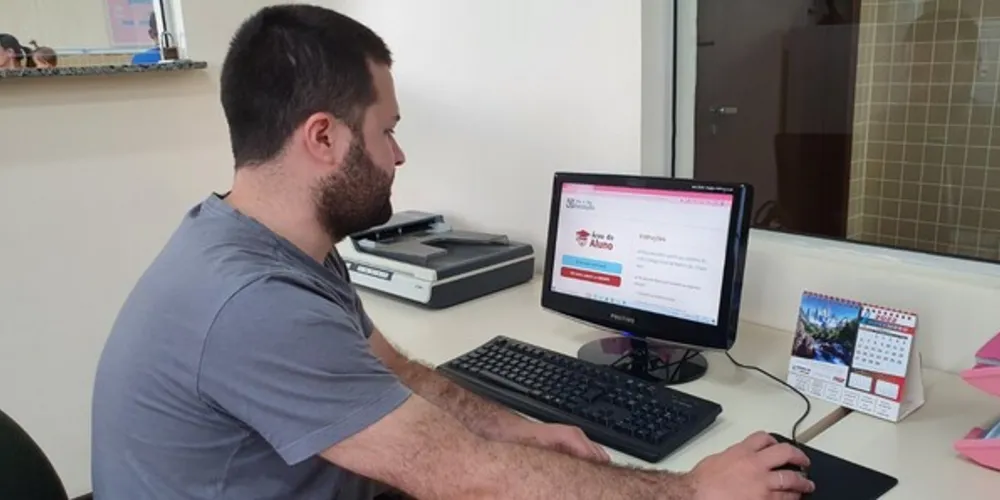 A confirmação deve ser feita no  Sistema Geral de Matrículas do Paraná