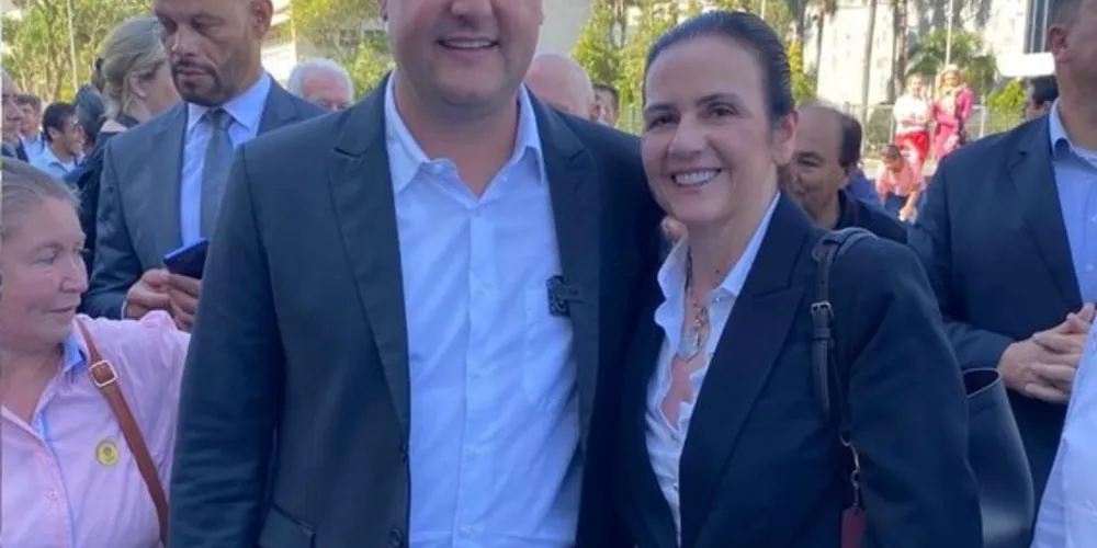 A vice-prefeita de Telêmaco Borba, Rita Araújo, participou, juntamente com o governador Carlos Massa Ratinho Jr., na manhã desta sexta-feira (18), no Palácio Iguaçu, do lançamento do Projeto Falcão,