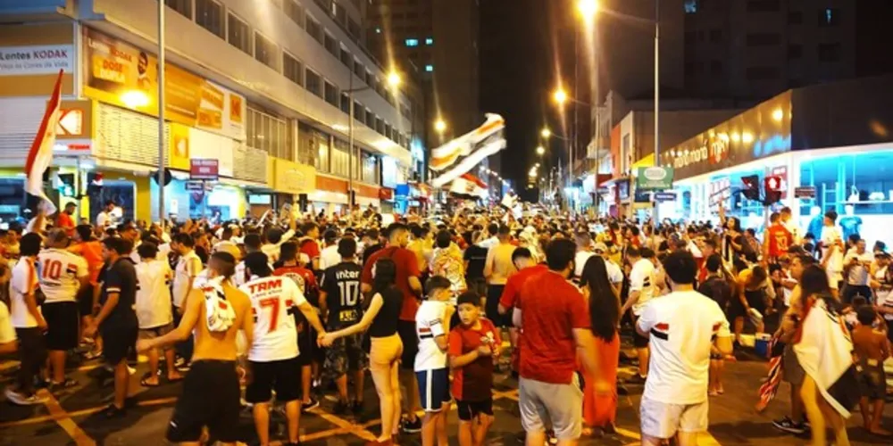 Torcedores ocuparam a avenida Doutor Vicente Machado