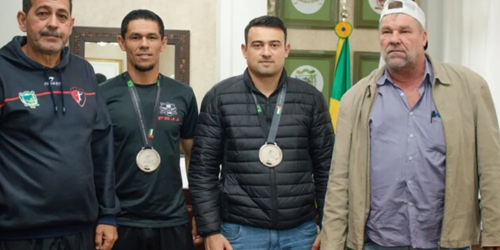 O prefeito Artur Butina recebeu os dois atletas em conjunto com o secretário de Esportes, Lúcio Simão