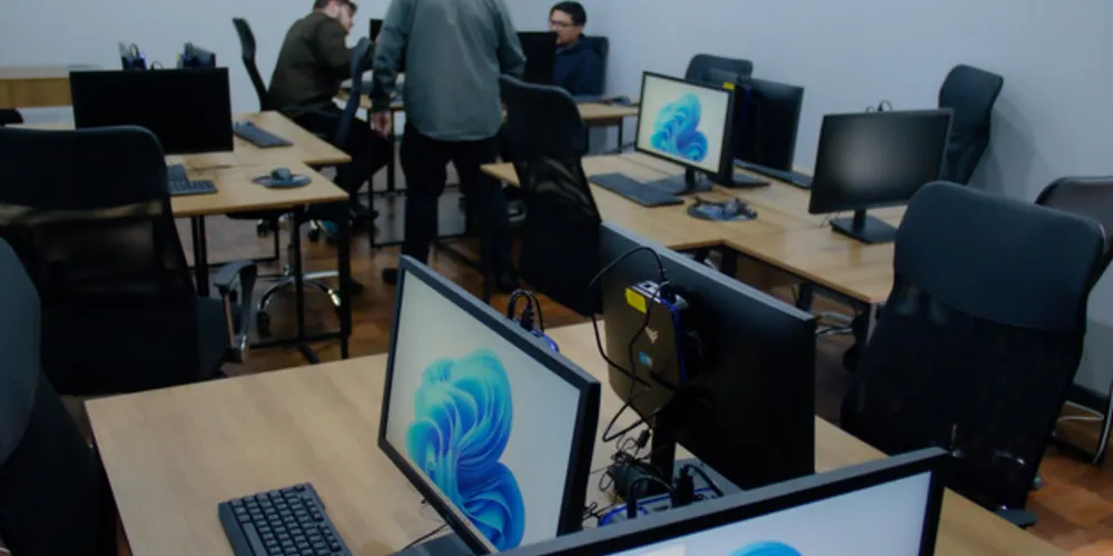 Foram adquiridos 12 computadores para o programa