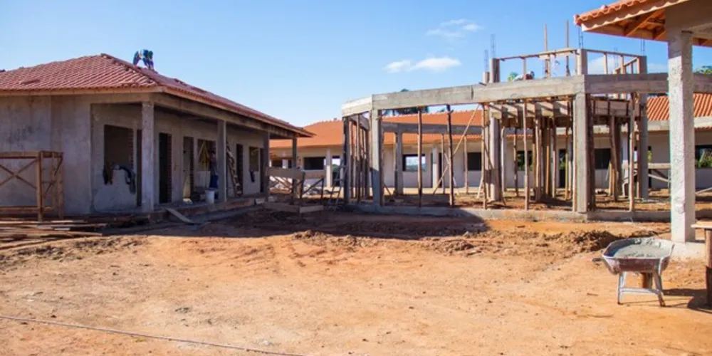A construção da nova sede da Pré-Escola Aquarela, que já passou por vários imóveis no município, está em ritmo acelerado