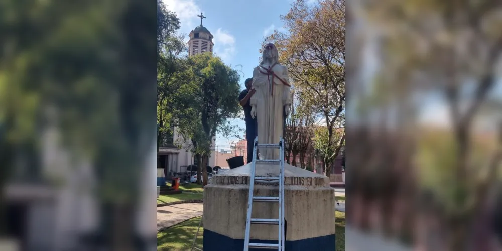 Funcionários da Prefeitura trabalham na reparação da estátua de Tiradentes