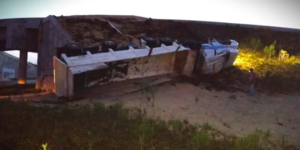 Veículo tombou no viaduto 'Prefeito Pedro Wosgrau Filho'