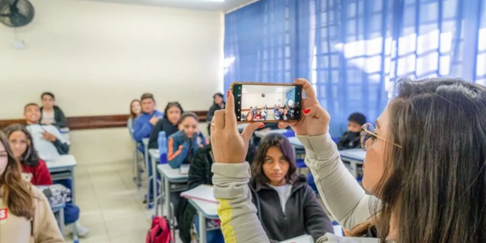 O objetivo das oficinas é apresentar as possibilidades de utilização de IAs no processo de ensino aos estudantes de licenciaturas das universidades