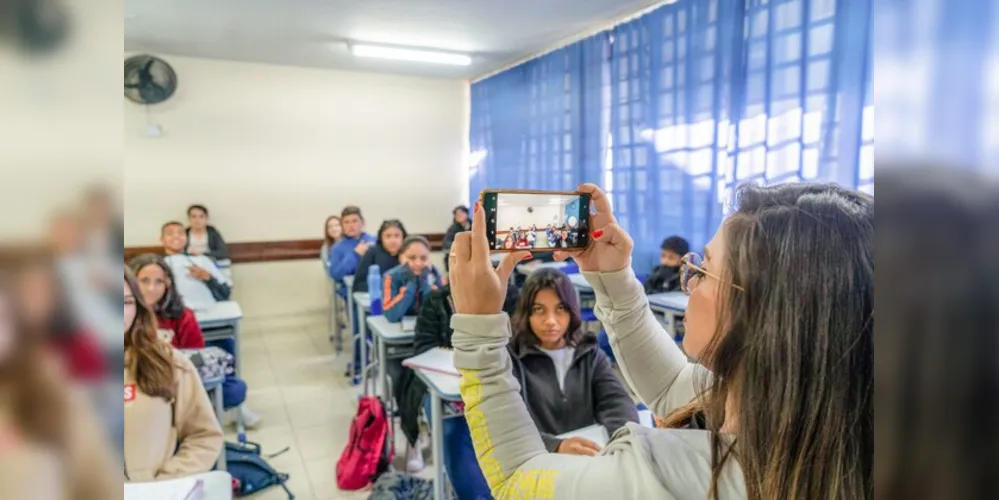 O objetivo das oficinas é apresentar as possibilidades de utilização de IAs no processo de ensino aos estudantes de licenciaturas das universidades