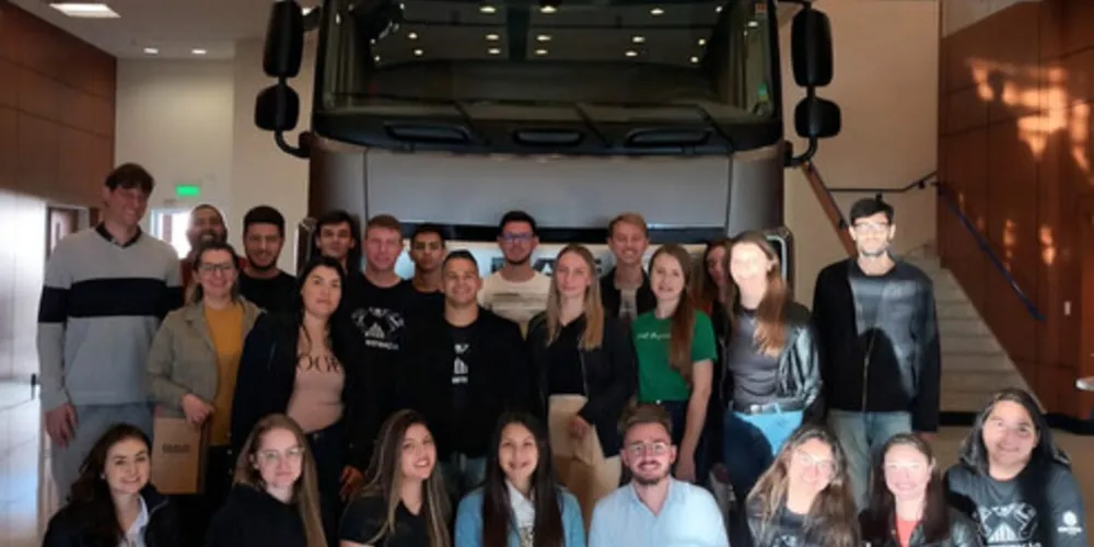 Estudantes da Unicentro, do campus de Irati, na fábrica da DAF