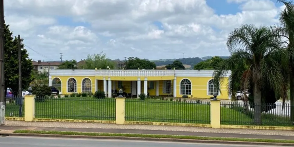 Acompanhado da mãe, suspeito foi levado à Delegacia de Carambeí