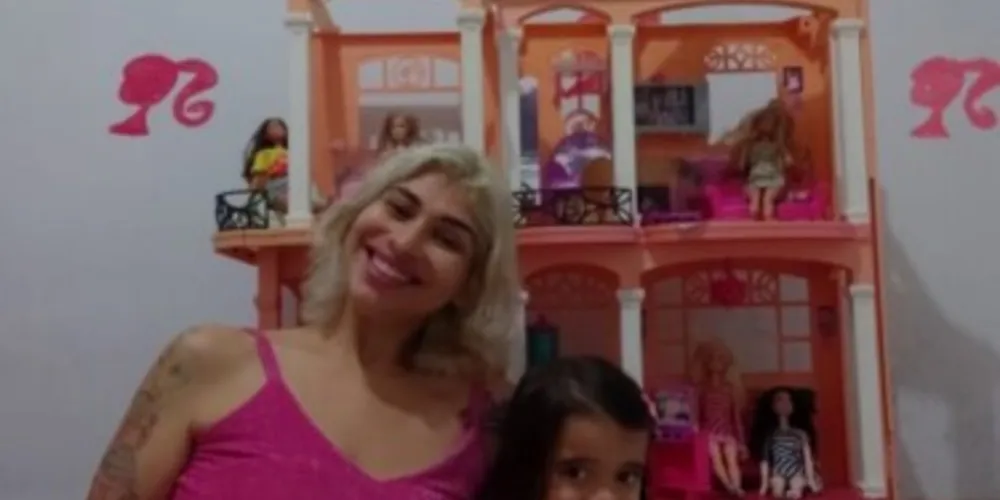 Além da homenagem no nome da filha, paulista tatuou duas Barbies no braço