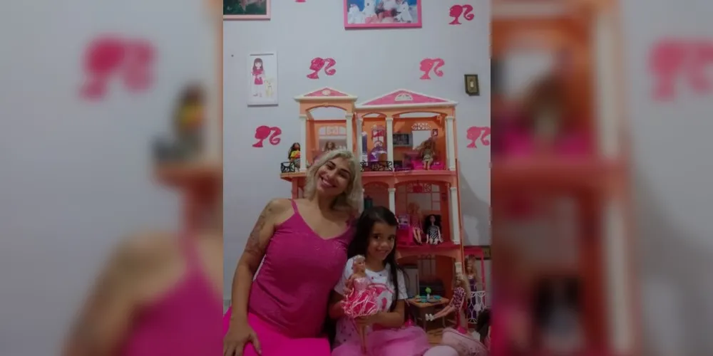 Além da homenagem no nome da filha, paulista tatuou duas Barbies no braço