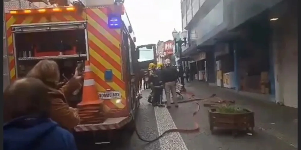 O vídeo acima mostra a chegada do Corpo de Bombeiros e parte dos procedimentos utilizados para conter a propagação das chamas