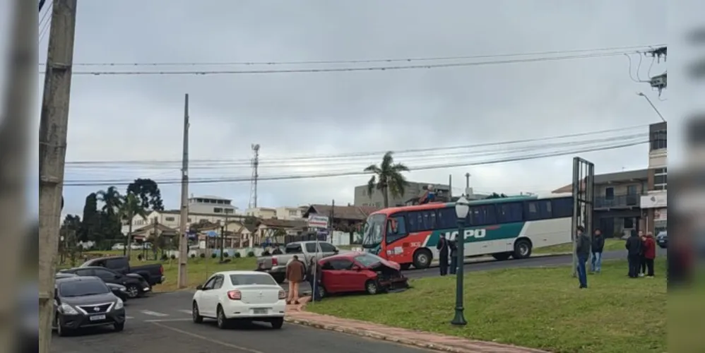 Colisão foi na esquina com a avenida Visconde do Rio Branco