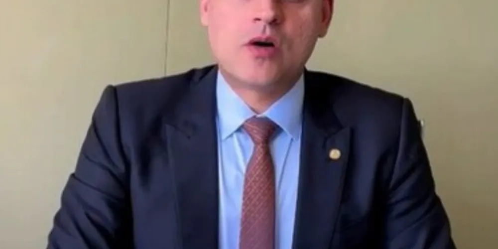 Yuri do Paredão, do Ceará, apareceu em fotos com ministros do Governo Lula com o gesto característico da última campanha presidencial