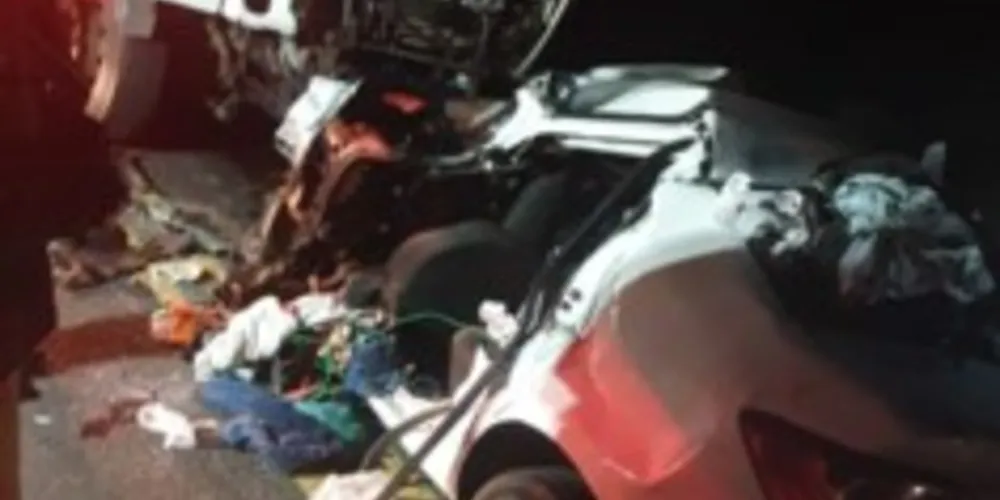 Renault Logan ficou completamente destruído