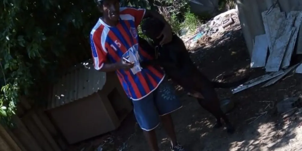 O corpo do homem foi localizado em uma região de mata, na esquina entre as ruas Bela Vista do Paraíso e Cascavel