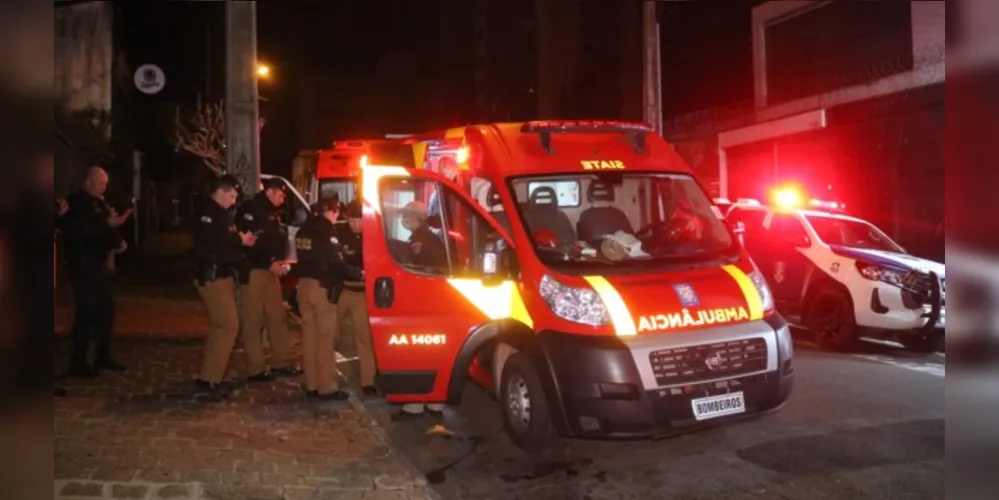 Homem é ferido com golpes de faca em frente a um bar no centro de PG