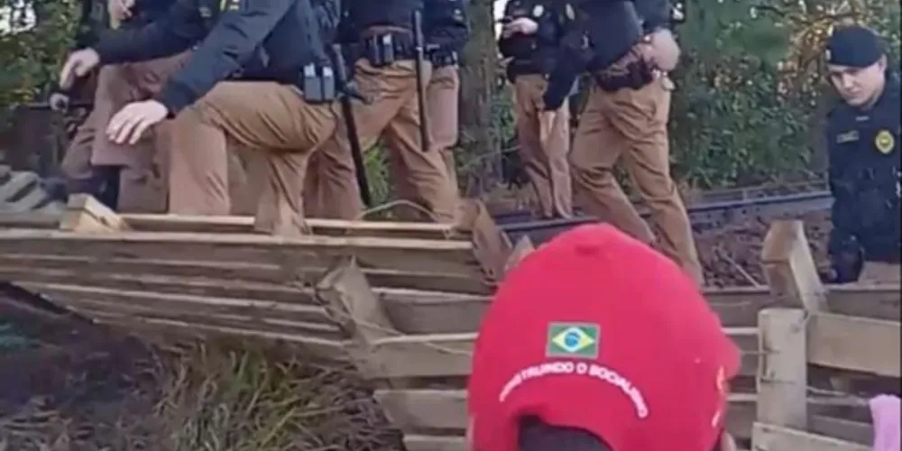 Equipes da Polícia Militar desmobilizaram a ocupação