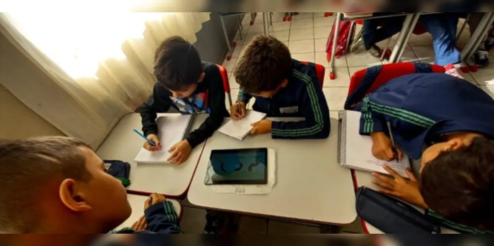 Vídeo, pesquisa, interpretação, leitura e escrita ocorreram durante dinâmica em sala de aula